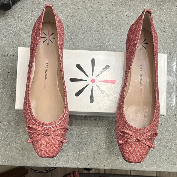 Isaac Mizrahi Pink Snakeskin flats with bow - Picture 1 of 8